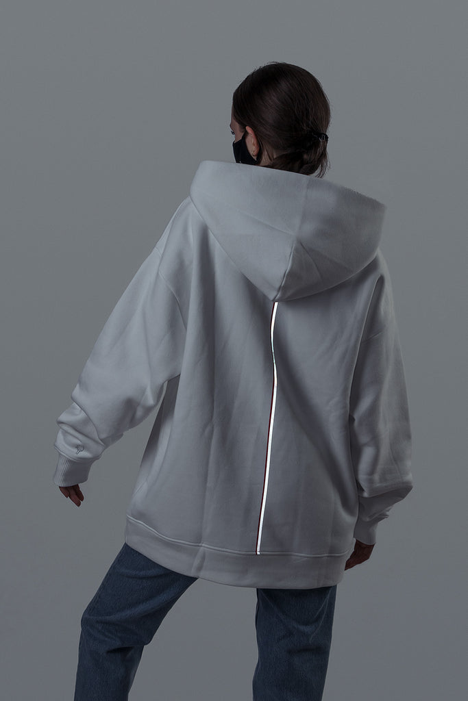 Perfect fit white hoodie with reflective print / embroidery and adjustable length. This sustainable hoodie is made of recycled PET bottles from the ocean and organic cotton.