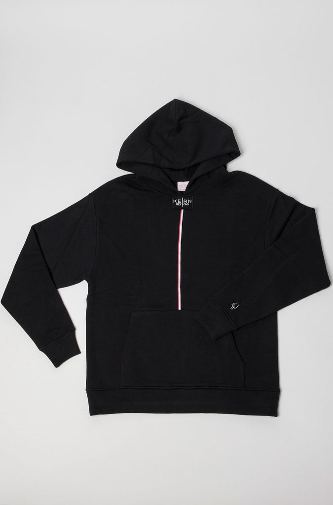 Perfect fit black hoodie with reflective print / embroidery and adjustable length. This sustainable hoodie is made of recycled PET bottles from the ocean and organic cotton.